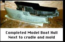 完成的模型船壳，它旁边的是支架和模具