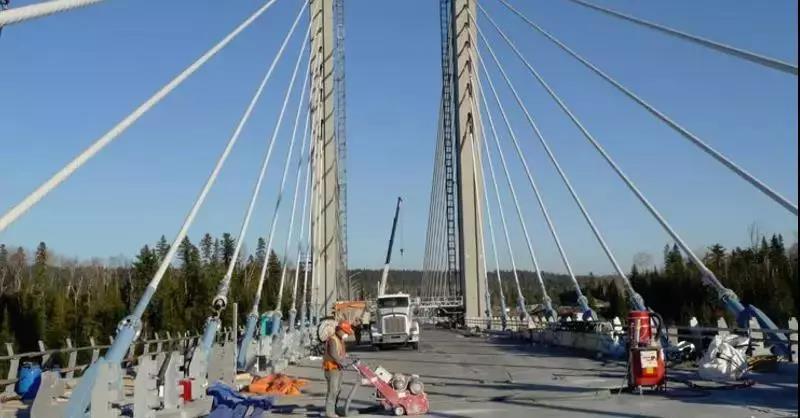 尼皮贡河大桥是世界上第一座采用玻璃纤维增强聚合物加筋混凝土(GFRP-RC)桥面板的斜拉桥。