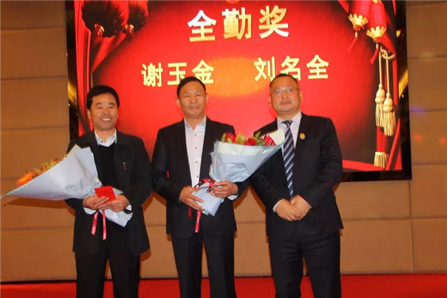 全勤奖（从左至右）：谢玉金、刘名全