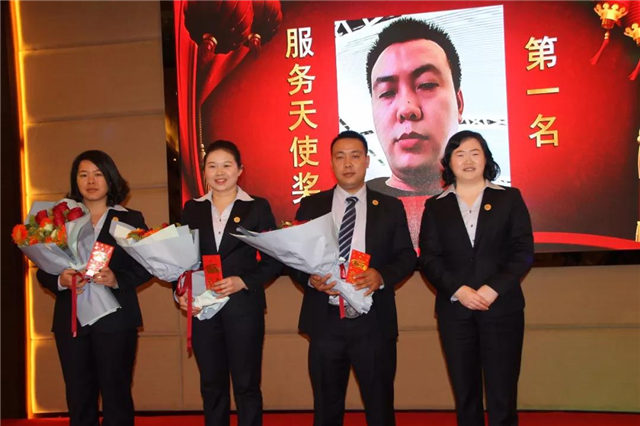 服务天使奖（从右至左）：第一名卢大波，第二名刘石香，第三名成雯婷