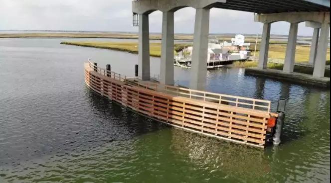 玻璃纤维复合材料桩替代海滨度假胜地老化木结构