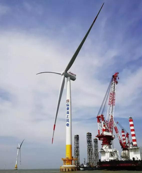 长84米！全球最长玻纤增强风电叶片在上海成功完成吊装！