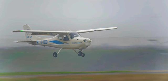 国内首款全玻纤复材4座固定翼飞机CG231首飞成功，使用国产复合材料