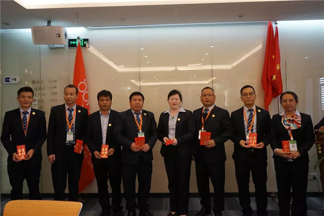 颁发敬老金、助学金