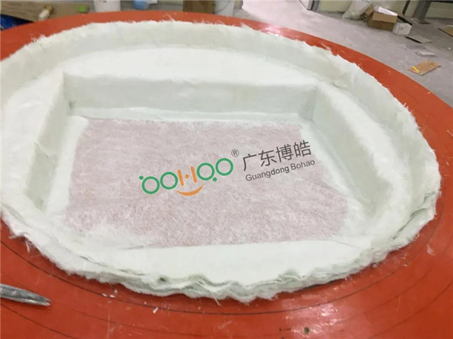 新型VPI硅胶真空成型工艺流程：铺好玻纤