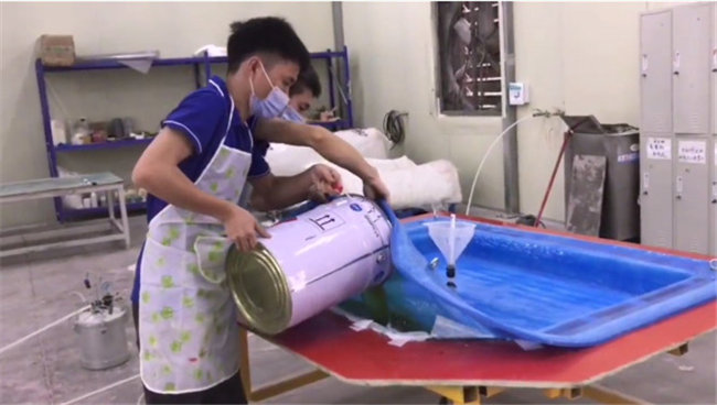 新型VPI硅胶真空成型工艺流程：倒入树脂