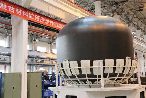 我国首个3.35米直径复合材料贮箱原理样机在火箭院诞生