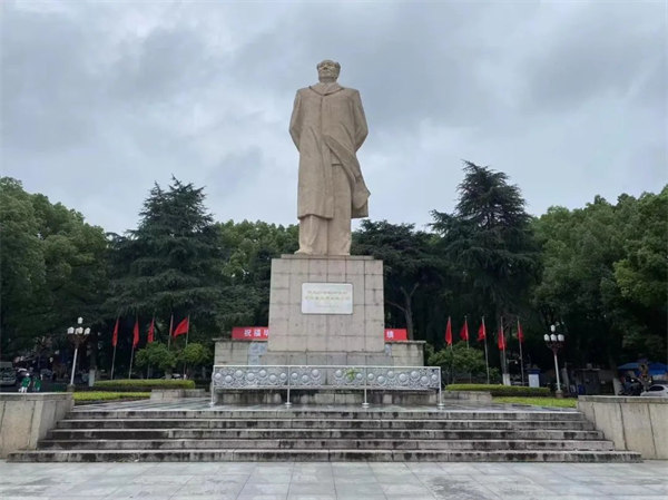 湖南大学，毛主席雕像