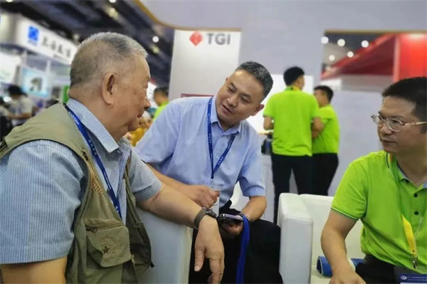中国复合材料工业协会特邀顾问，中国SMC之父，黄家康到博皓展台交流指导
