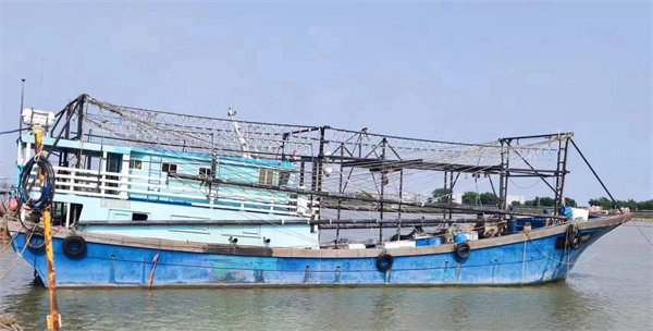 采用劣质胶衣，出厂不到一年就已经面目全非的玻璃钢渔船