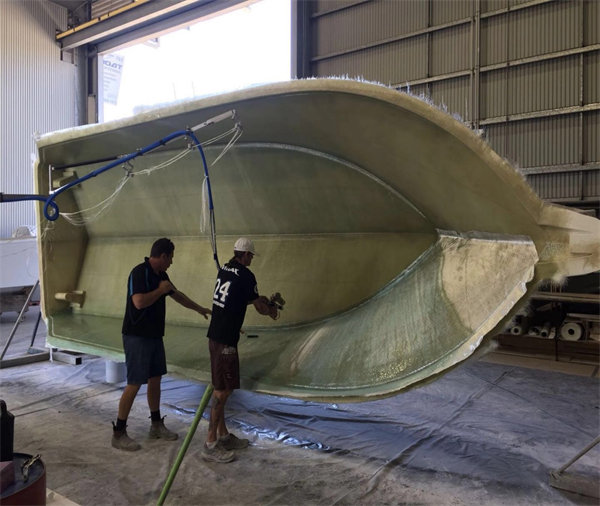 玻璃钢船艇喷射成型作业