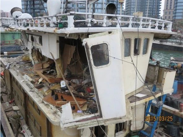 玻璃钢渔船-闽龙渔61156右舷遭撞击