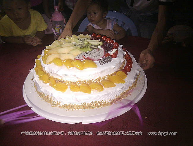 广州博皓为八月出生的小朋友买蛋糕庆祝生日