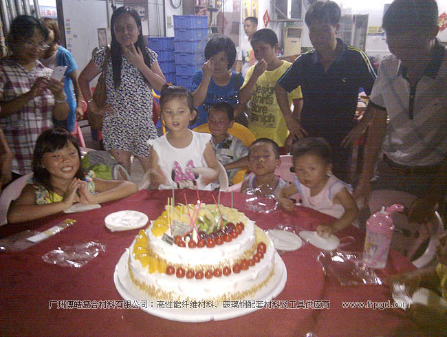 广州博皓为八月出生的小朋友买蛋糕庆祝生日