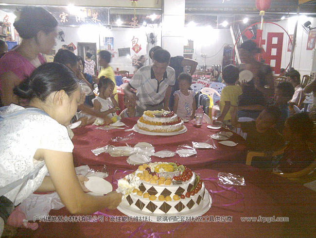 广州博皓为八月出生的小朋友买蛋糕庆祝生日