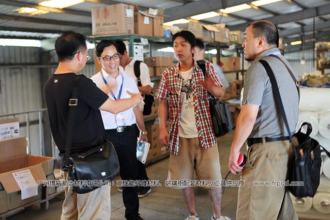 广州博皓赖经理陪同日本客户在仓库参观高性能纤维材料及玻璃钢配套材料产品