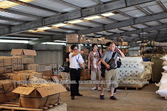 广州博皓赖经理陪同日本客户在仓库参观高性能纤维材料及玻璃钢配套材料产品