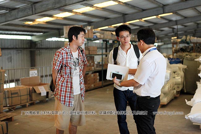 广州博皓赖经理陪同日本客户在仓库参观高性能纤维材料及玻璃钢配套材料产品