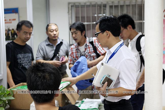 广州博皓赖经理陪同日本客户在仓库参观高性能纤维材料及玻璃钢配套材料产品