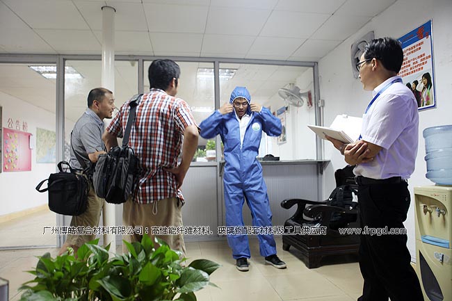 广州博皓赖经理陪同日本客户在仓库参观高性能纤维材料及玻璃钢配套材料产品