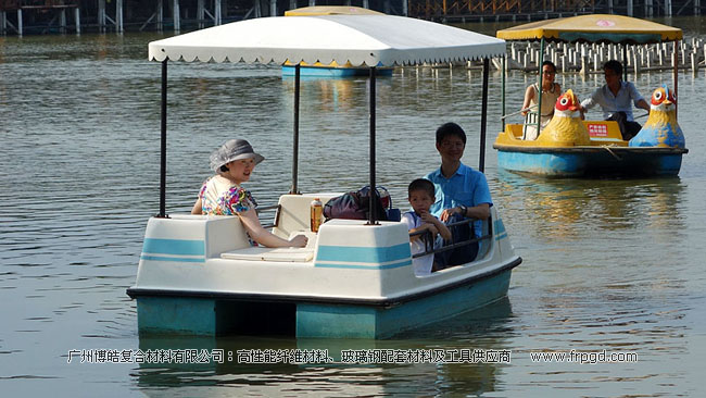 广州博皓全体员工去南沙永乐农庄秋游玩划船
