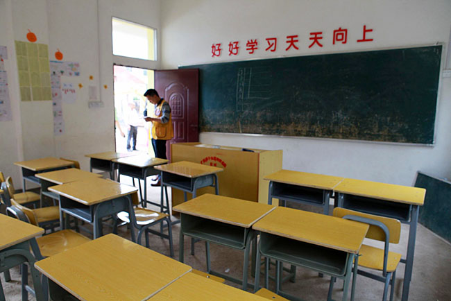 梅岭小学仅有20多个学生，只有包括1个校长在内的3个老师