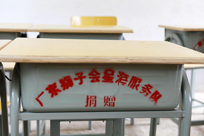 广东狮子会星海服务队捐赠的课桌椅