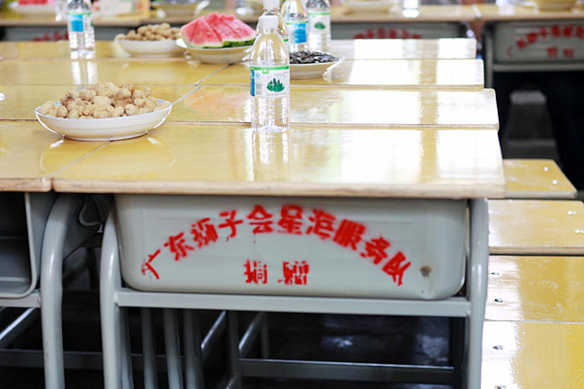 广东狮子会星海服务队捐赠的课桌椅