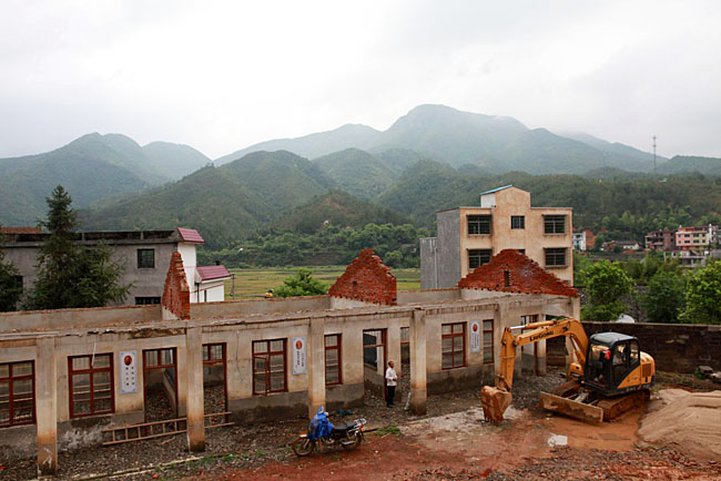 正在拆建新的教学住宿大楼