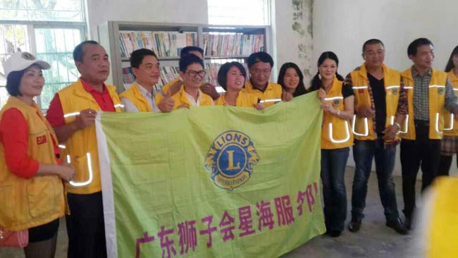 博皓董事长赖厚平先生参加狮子会河源五所图书室的安装及捐赠挂牌