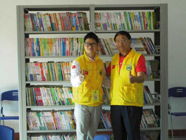 博皓董事长赖厚平先生参加狮子会河源五所图书室的安装及捐赠挂牌