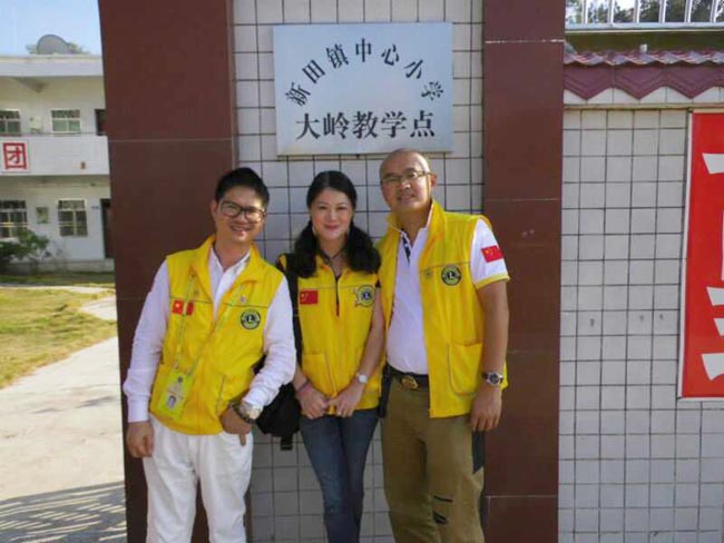 博皓董事长赖厚平先生参加狮子会河源五所图书室的安装及捐赠挂牌