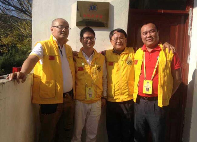 博皓董事长赖厚平先生参加狮子会河源五所图书室的安装及捐赠挂牌