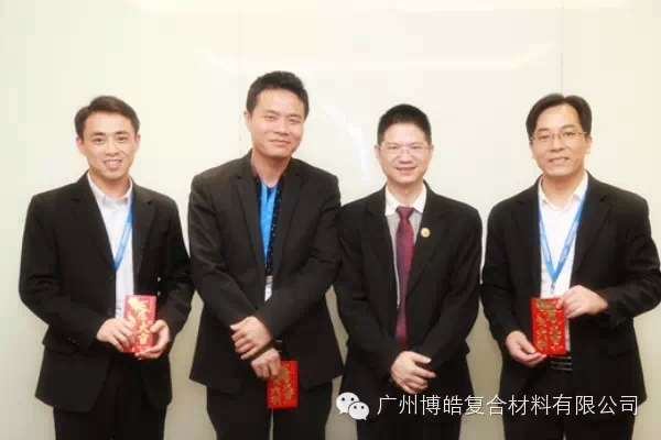 销售冠军赖建明（右一），亚军赖道理（左一）,季军方绍平（左二）