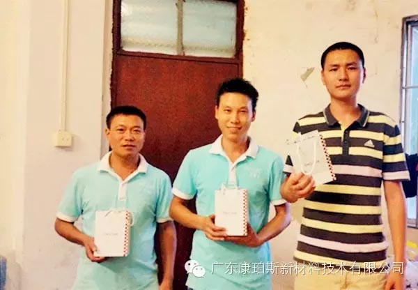 领到礼物的爸爸们