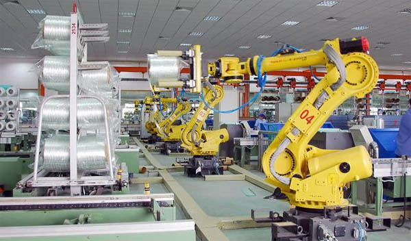 玻璃纤维由机器人操作