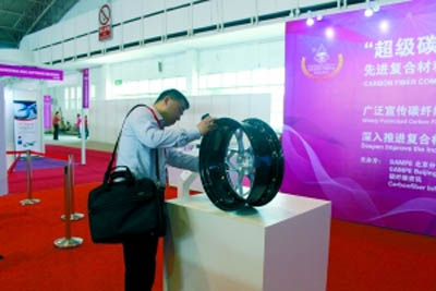 由复合材料制成的机械构件引起参观者的关注