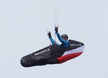 融合蜂窝芯夹层复合材料的滑翔伞