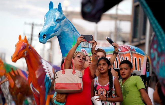 玻璃纤维马雕塑吸引很多游客前来参观