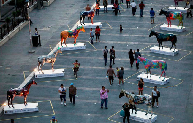 玻璃纤维马雕塑形态各异，惟妙惟肖，栩栩如生