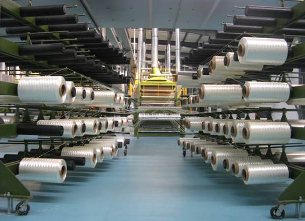 碳纤维从上游丙烯腈、原丝、碳纤维到复合材料,产品附加价值逐步提升