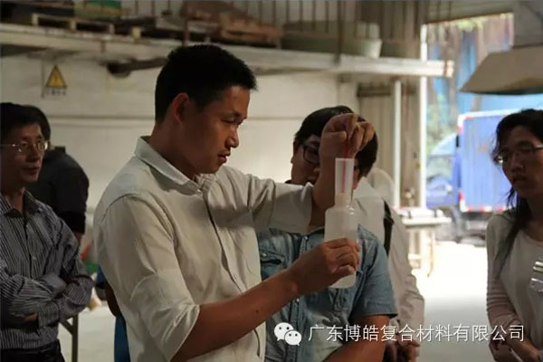 技术人员采用固化剂专用量杯生产，使用安全、用量准确