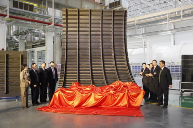 中航宽体客机大尺寸复合材料曲板试验件成功交付