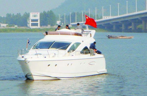 沿海地区的玻璃钢游艇