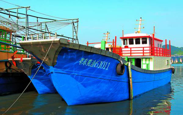 东莞虎门首批5艘玻璃钢渔船正式下水试航