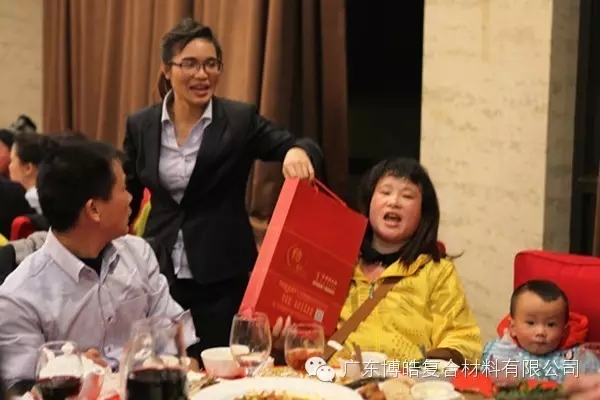 公司为每位家属都精心准备了新年礼物，愿家庭美满，阖家幸福！