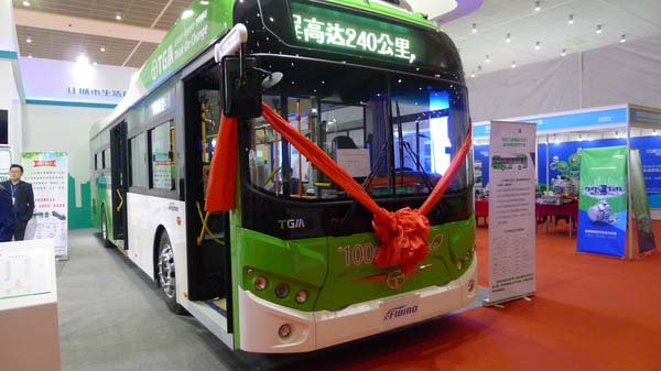 新型高强度轻量化碳纤维复合材料全车身客车-1