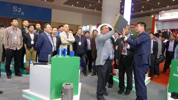 新型高强度轻量化碳纤维复合材料全车身客车-2