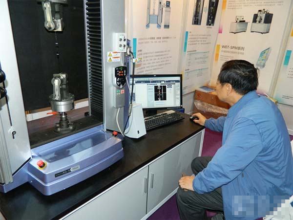 岛津技术人员现场演示了碳素纤维束等样品的测定