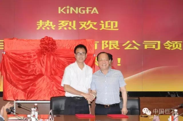 中国巨石总裁张毓强与金发科技总经理李南京签订了技术合作协议书